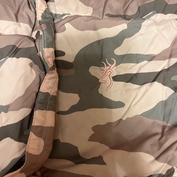 Browning women’s down coat in a bag. Super nice, never worn. Pink and gray camo. - Picture 4 of 8